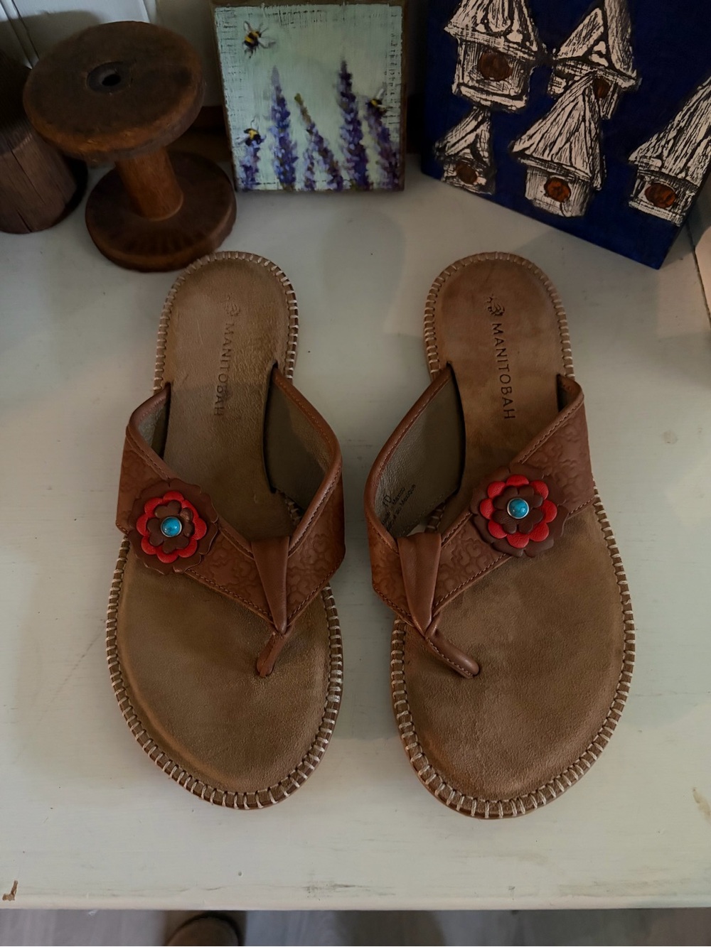 NWOT Manitobah Mukluks Brown Leather Flower-Accent Women's Sandals - Brown/Red